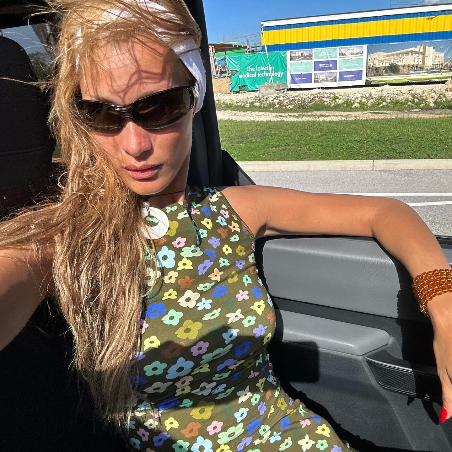 bella hadid in sport sonnenbrille faehrt im auto