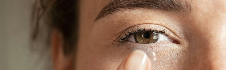 Wie man eine festsitzende Linse aus dem Auge entfernt